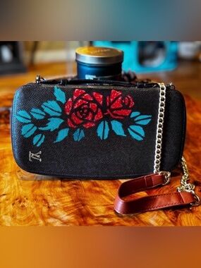 Louis Vuitton Atoll Organizer Wallet From the
2005 Collection
 Taiga Leather